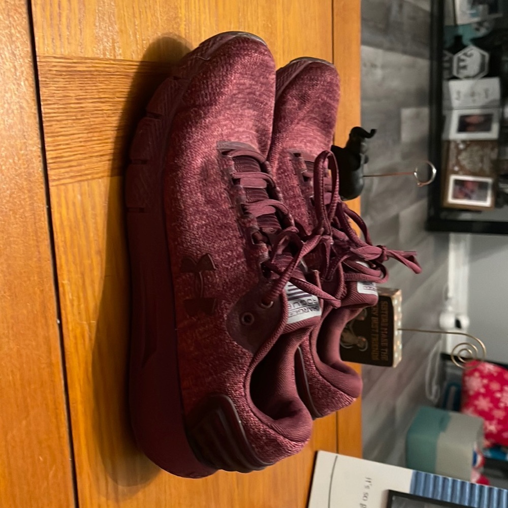 Great condition, under armour women’s sneakers